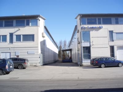 Konalan teollisuusalueen rakennuksia — kaksi hallia vierekkäin