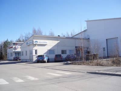 Konalan teollisuushallin julkisivu ja piha-alue