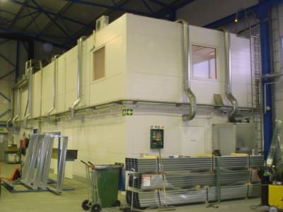 Mastervent Oy:n hallin sisätilat — toimistomoduulit hallin sisällä