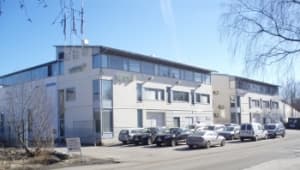 Valmiit Konalan teollisuushallit julkisivuverhoiltuina