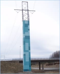 Maisemointipylvään yläosa sähkölinjoineen lähikuvassa