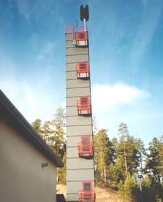 Monitoimitorni edestä — harjoitusikkunat ja teräsrunko näkyvissä