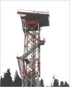 Tutkatorni Helsinki-Vantaan lentoasema-alueella, tutka-antenni yläosassa